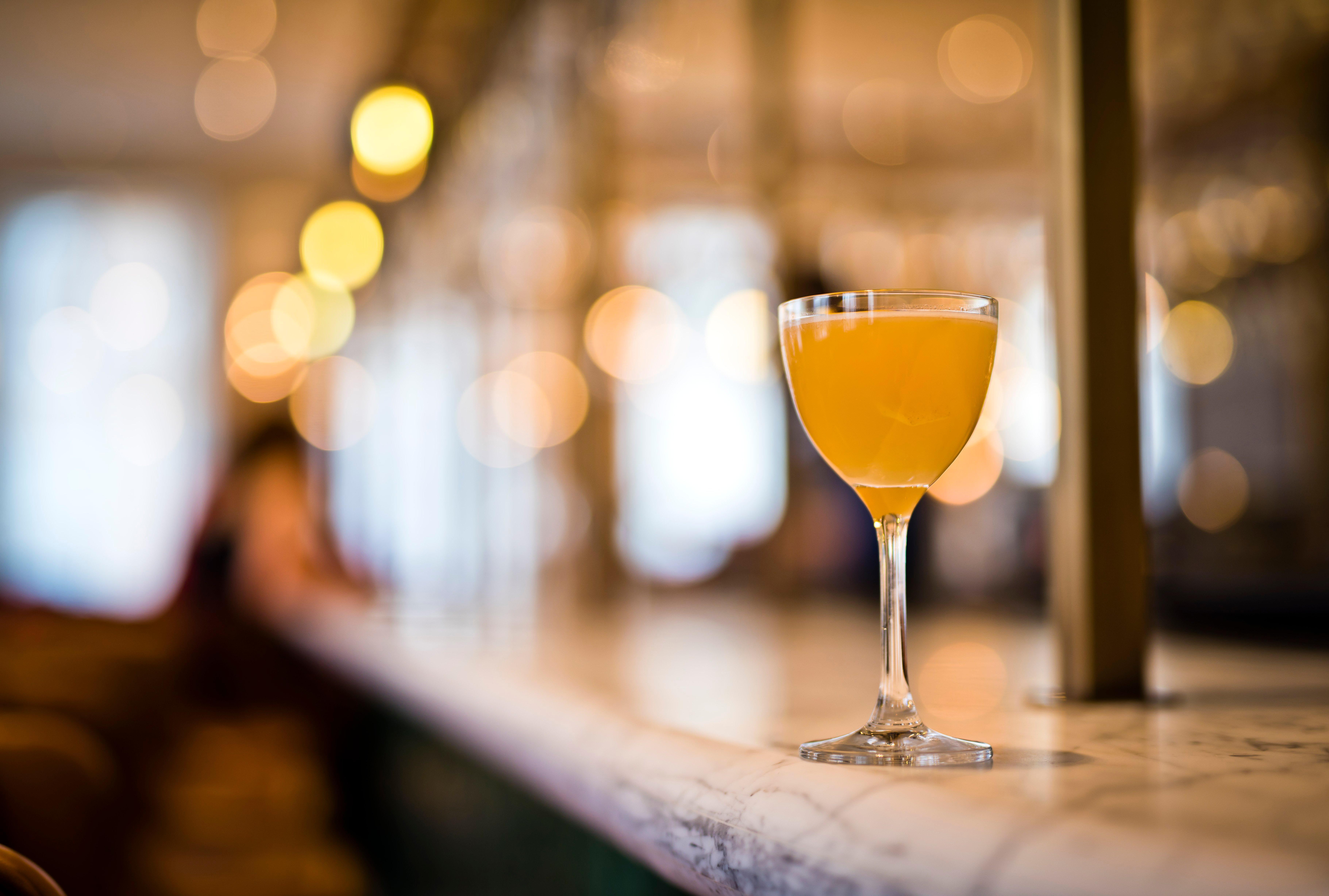 Kimpton Blythswood Square Hotel & Spa By Ihg Glasgow Exterior foto A glass of orange wine