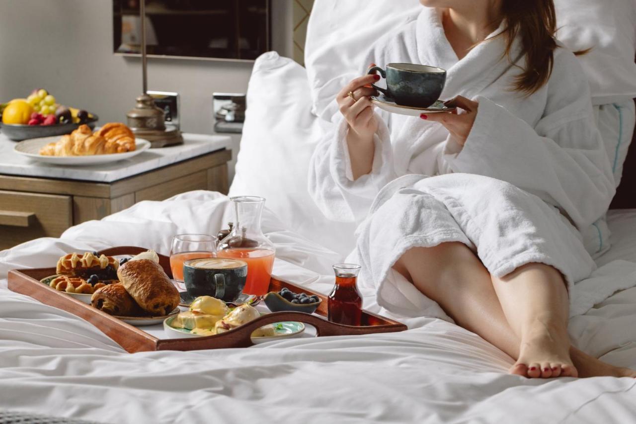 Kimpton Blythswood Square Hotel & Spa By Ihg Glasgow Exterior foto A woman in a bathrobe