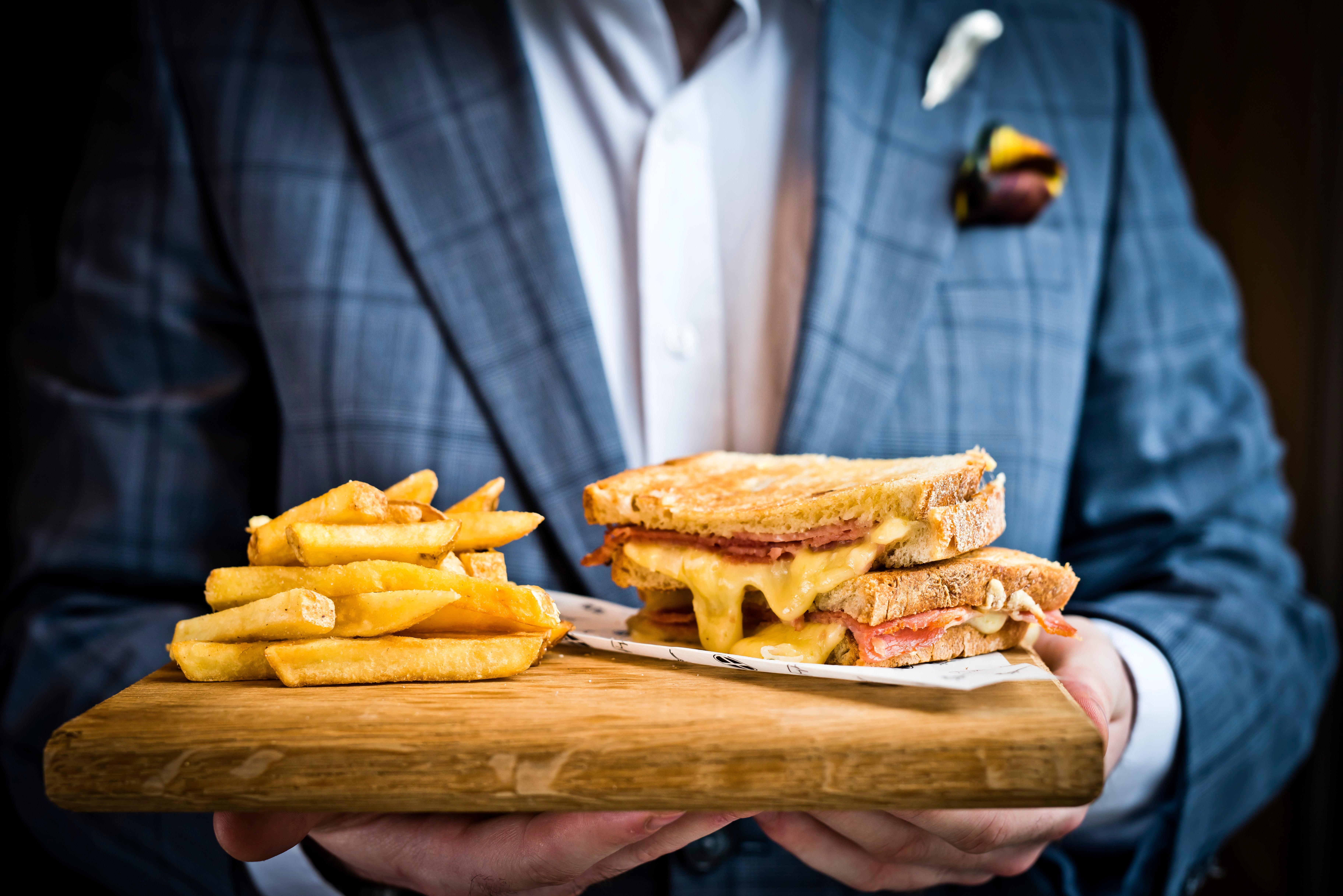 Kimpton Blythswood Square Hotel & Spa By Ihg Glasgow Exterior foto A toasted ham and cheese sandwich with chips