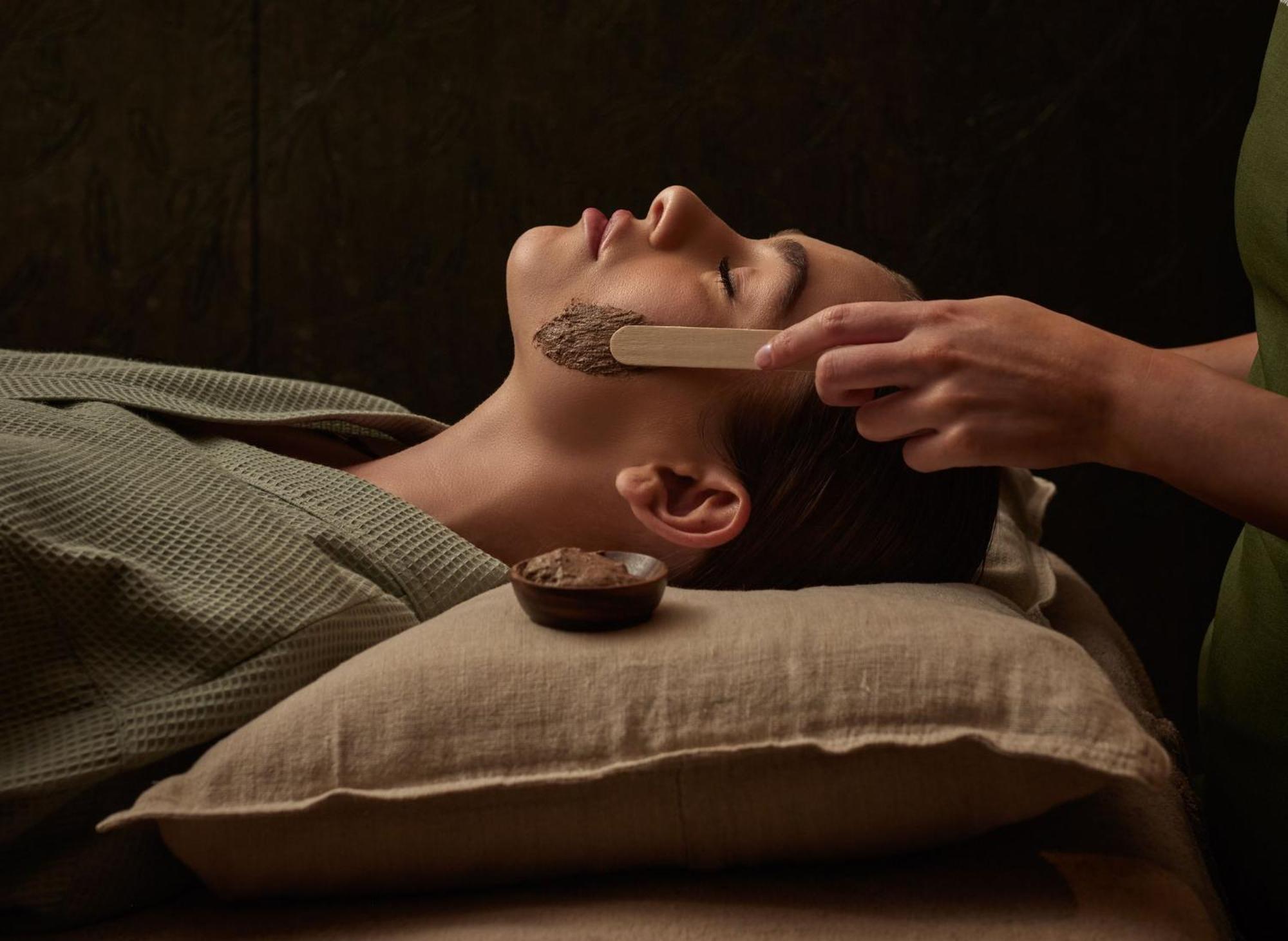 Kimpton Blythswood Square Hotel & Spa By Ihg Glasgow Exterior foto A woman receiving a facial treatment