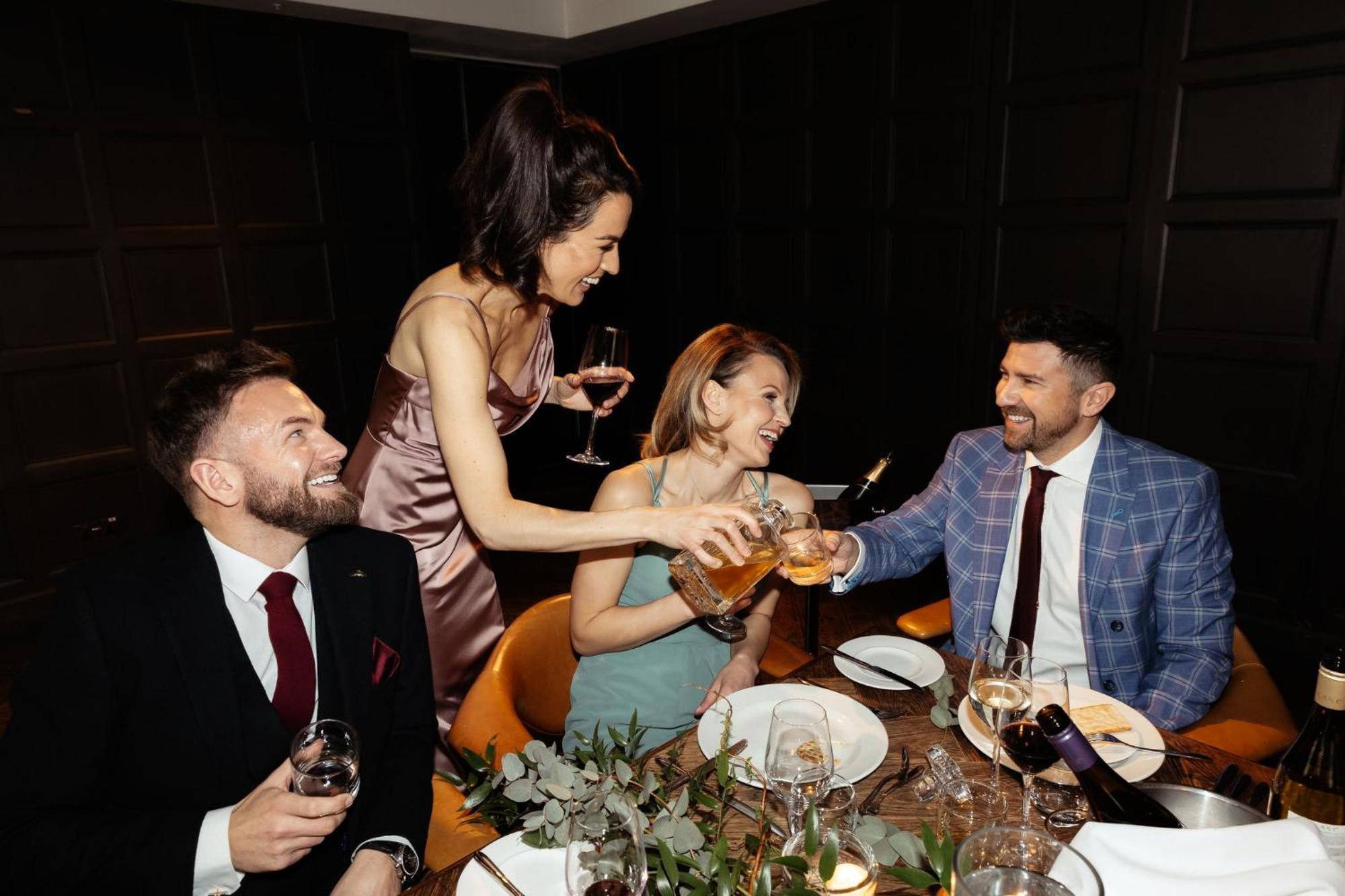 Kimpton Blythswood Square Hotel & Spa By Ihg Glasgow Exterior foto A group of people dining together